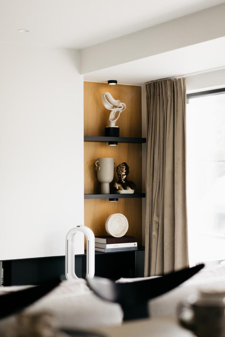 Salon lumineux avec canapé blanc – The Edgewater Suites Riverside, Namur