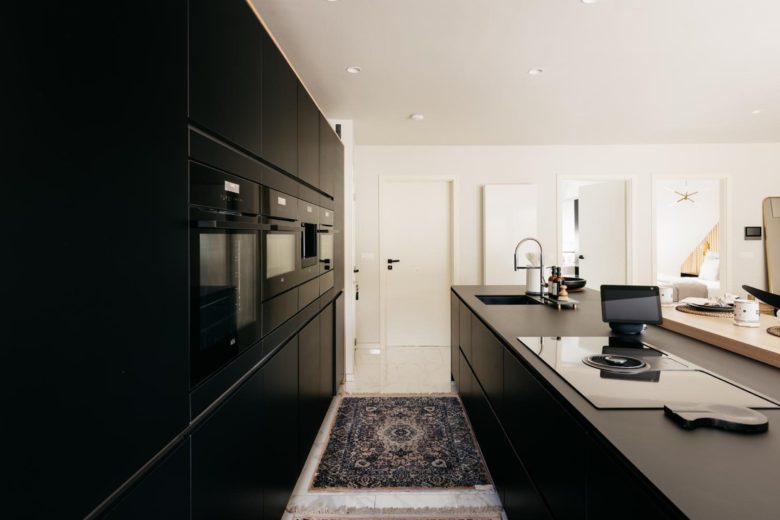 Cuisine équipée et espace repas – The Edgewater Suites Riverside, Namur