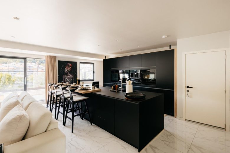 Cuisine équipée et espace repas – The Edgewater Suites Riverside, Namur