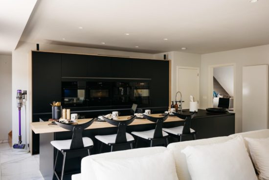 Cuisine équipée et espace repas – The Edgewater Suites Riverside, Namur