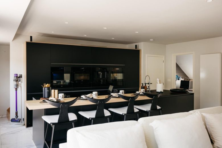 Cuisine équipée et espace repas – The Edgewater Suites Riverside, Namur