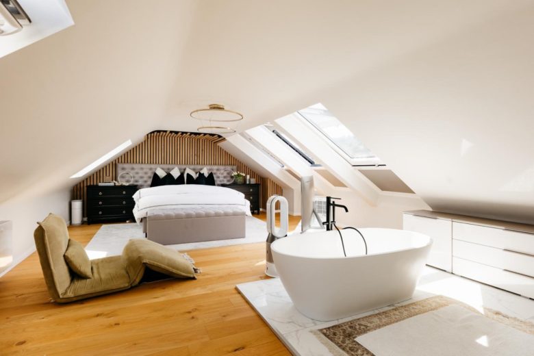 Suite parentale sous les toits avec baignoire îlot – The Edgewater Suites Riverside, Namur