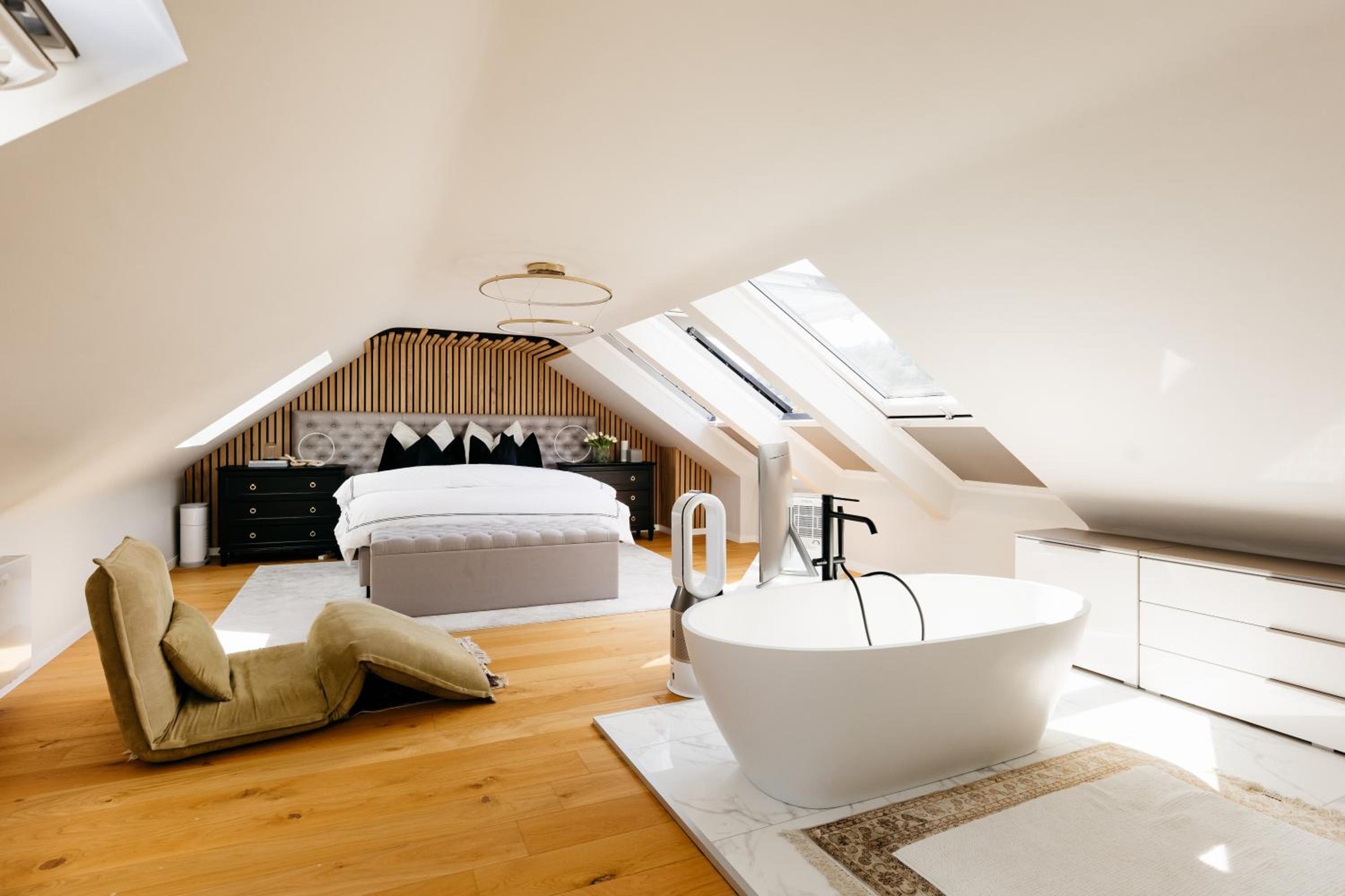 Suite parentale sous les toits avec baignoire îlot – The Edgewater Suites Riverside, Namur