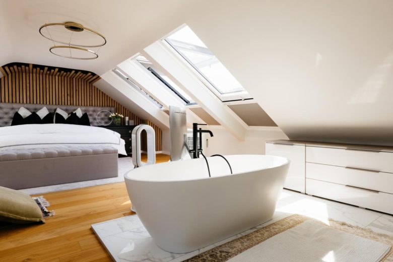 Suite parentale sous les toits avec baignoire îlot – The Edgewater Suites Riverside, Namur