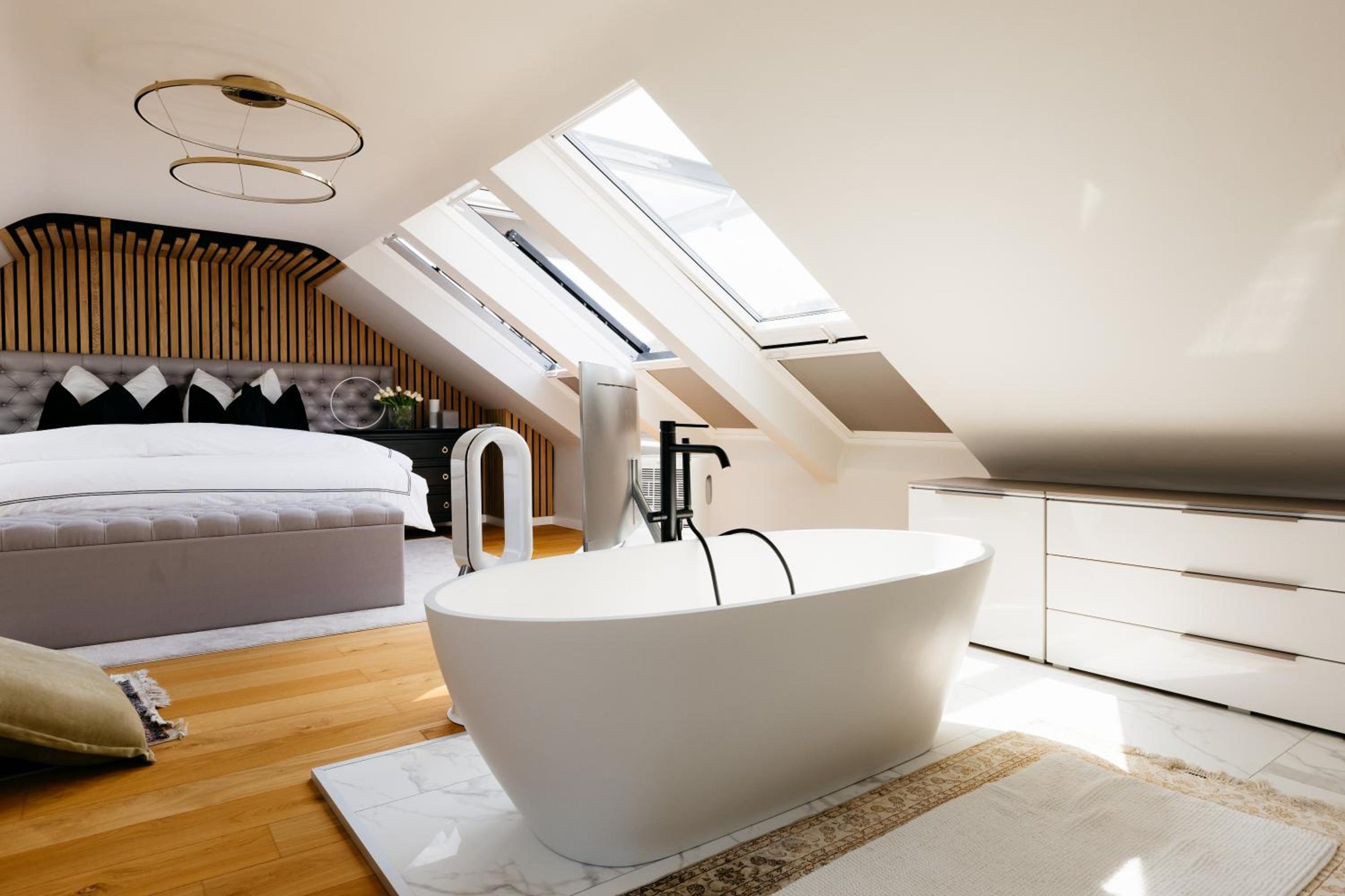 Suite parentale sous les toits avec baignoire îlot – The Edgewater Suites Riverside, Namur