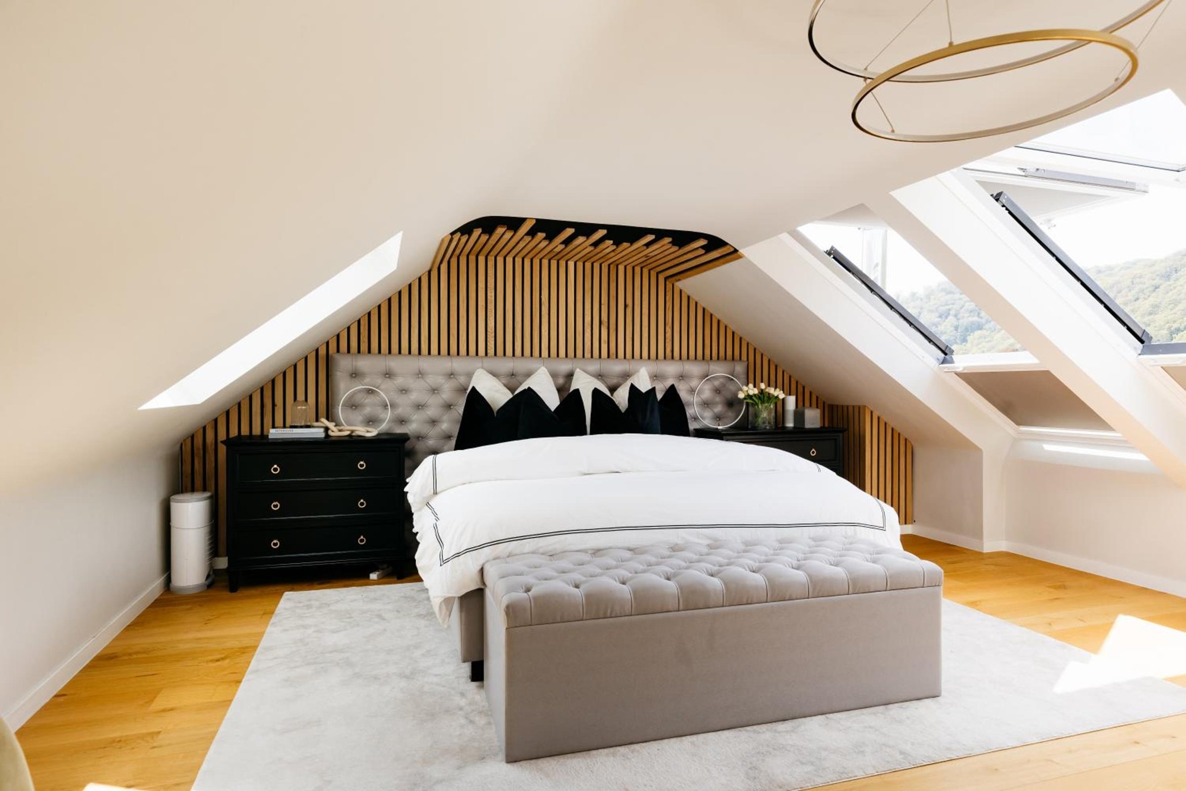 Suite parentale sous les toits avec baignoire îlot – The Edgewater Suites Riverside, Namur