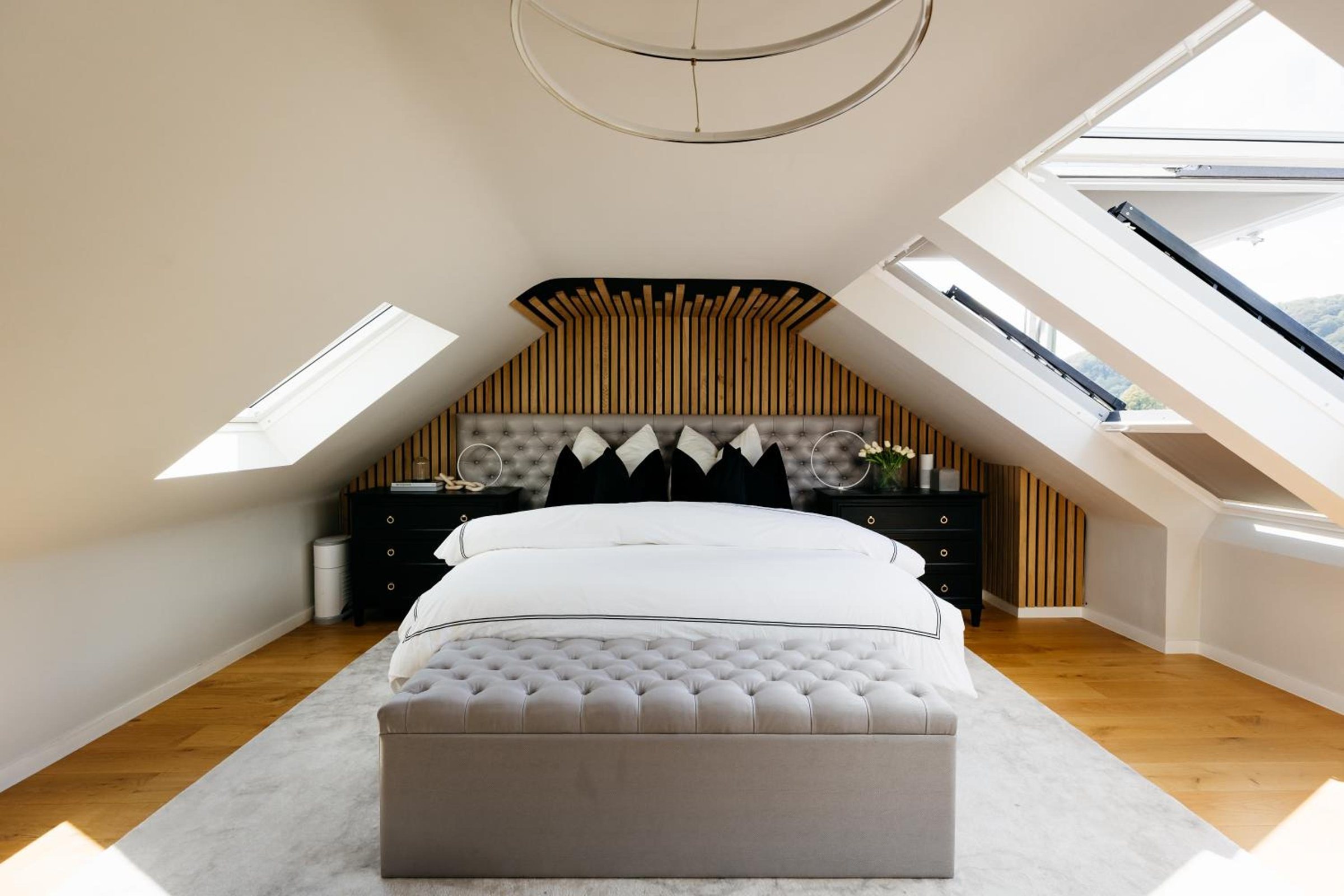 Suite parentale sous les toits avec baignoire îlot – The Edgewater Suites Riverside, Namur