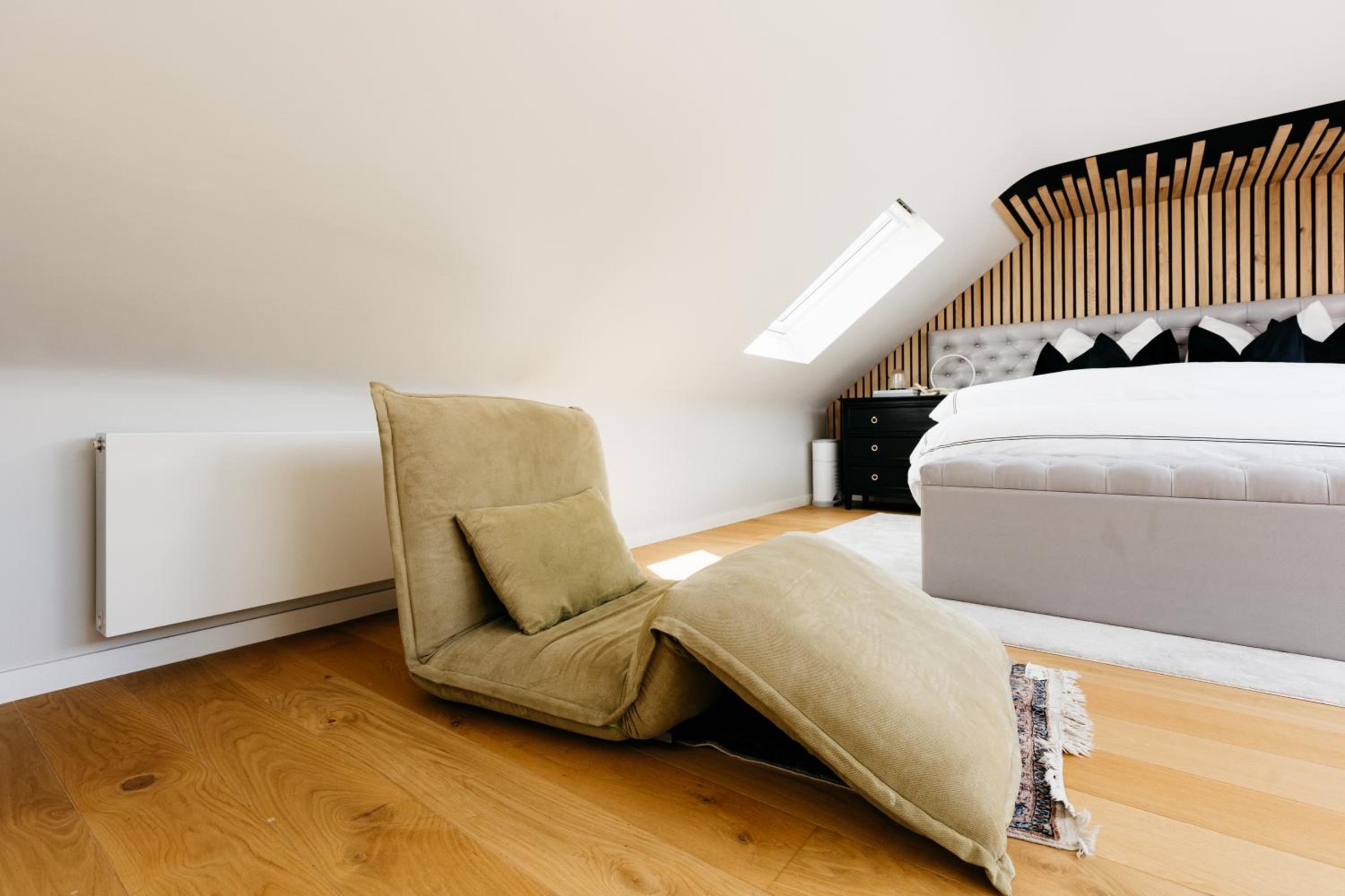 Suite parentale sous les toits avec baignoire îlot – The Edgewater Suites Riverside, Namur