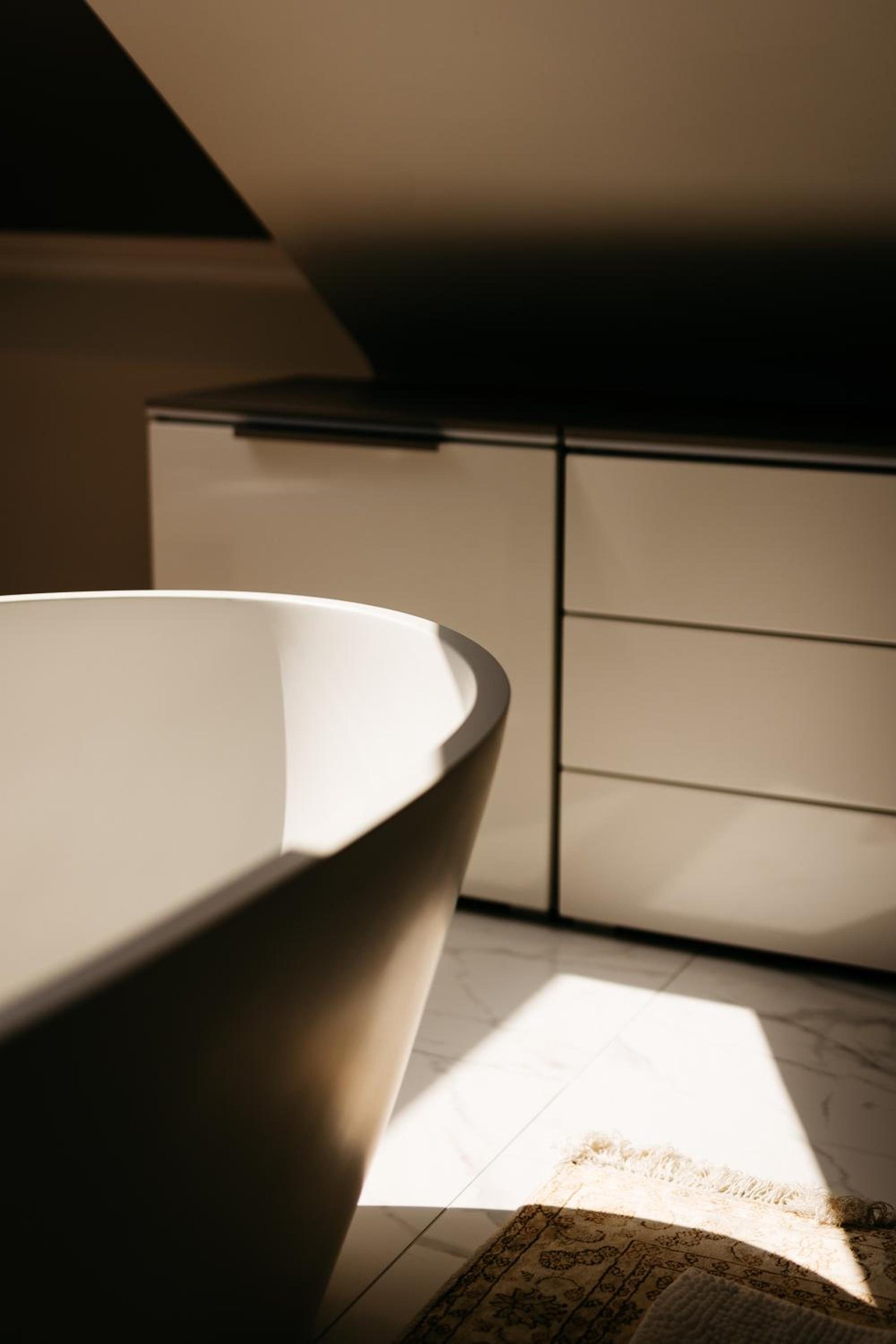 Suite parentale sous les toits avec baignoire îlot – The Edgewater Suites Riverside, Namur