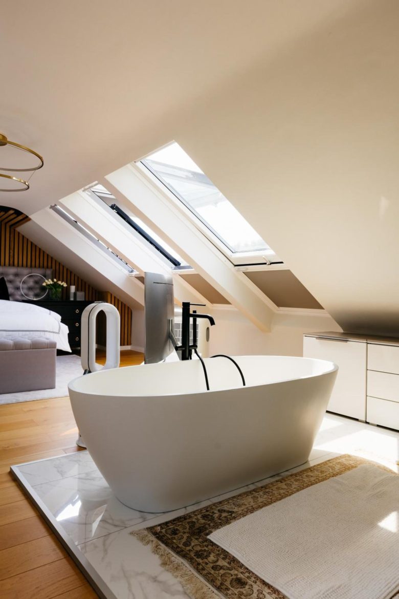 Suite parentale sous les toits avec baignoire îlot – The Edgewater Suites Riverside, Namur
