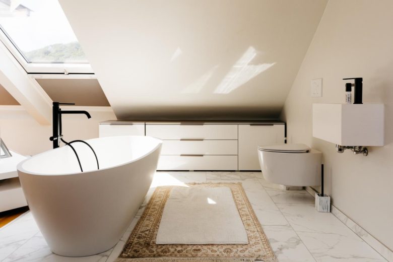Suite parentale sous les toits avec baignoire îlot – The Edgewater Suites Riverside, Namur