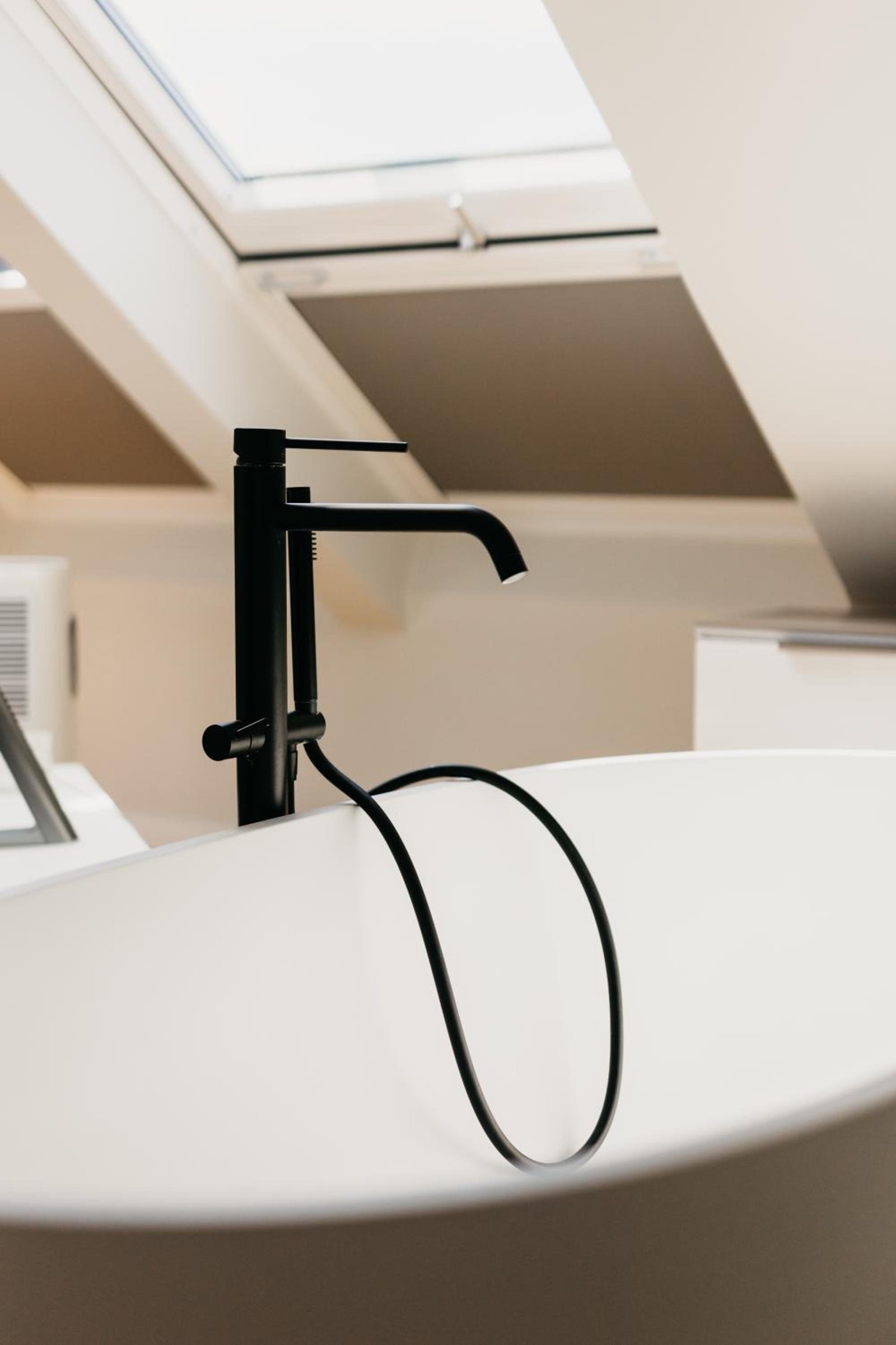 Suite parentale sous les toits avec baignoire îlot – The Edgewater Suites Riverside, Namur