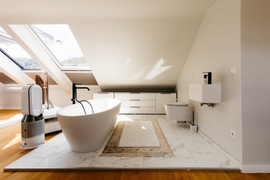 Suite parentale sous les toits avec baignoire îlot – The Edgewater Suites Riverside, Namur