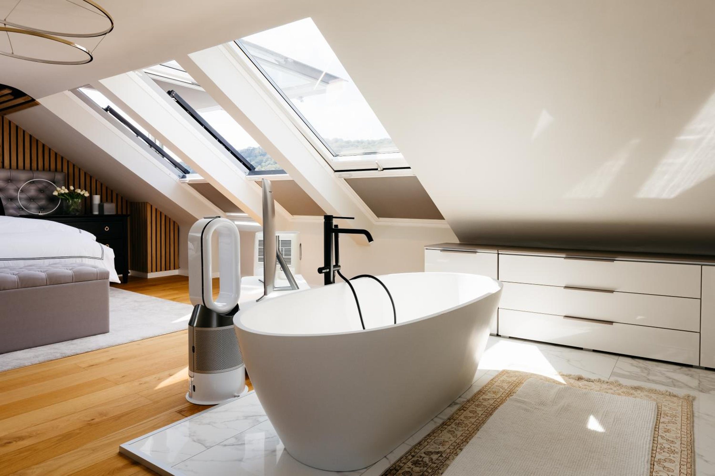 Suite parentale sous les toits avec baignoire îlot – The Edgewater Suites Riverside, Namur