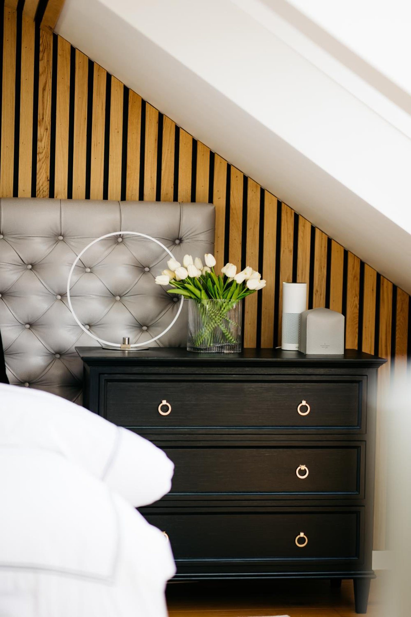 Suite parentale sous les toits avec baignoire îlot – The Edgewater Suites Riverside, Namur