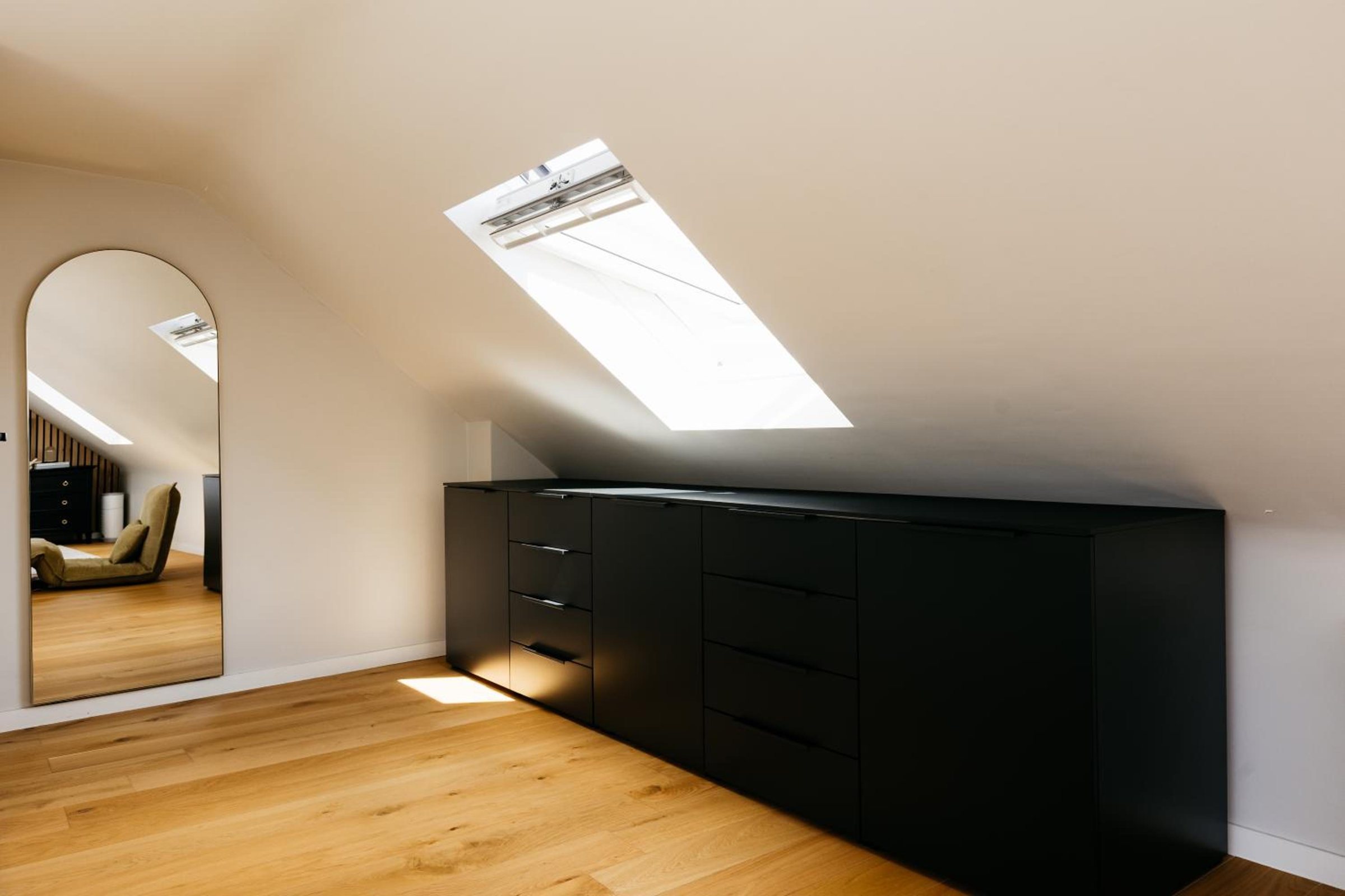 Suite parentale sous les toits avec baignoire îlot – The Edgewater Suites Riverside, Namur