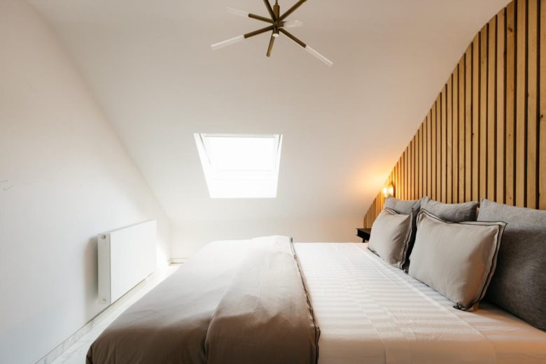 Suite parentale sous les toits avec baignoire îlot – The Edgewater Suites Riverside, Namur