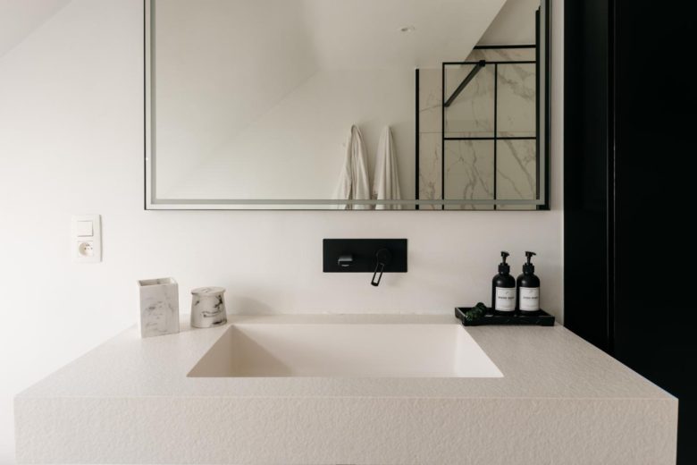 Salle de bains moderne – The Edgewater Suites Riverside, Namur