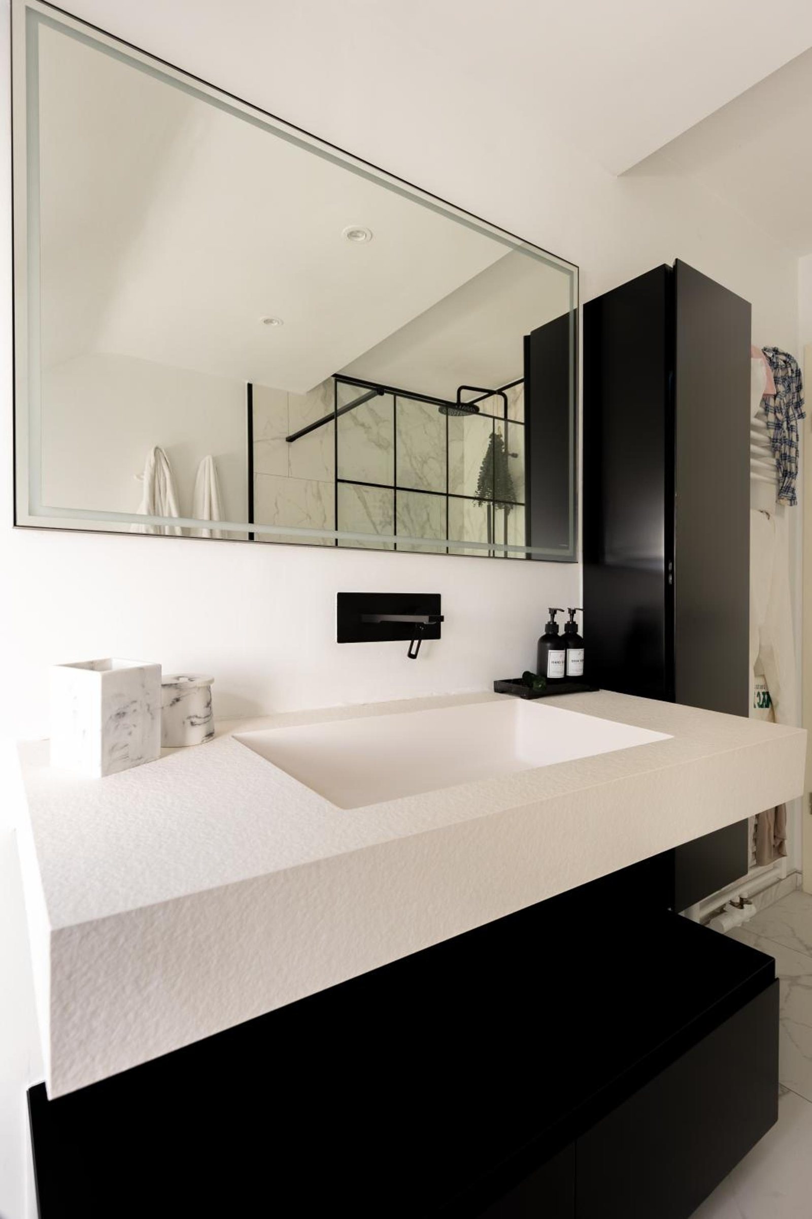 Salle de bains moderne – The Edgewater Suites Riverside, Namur
