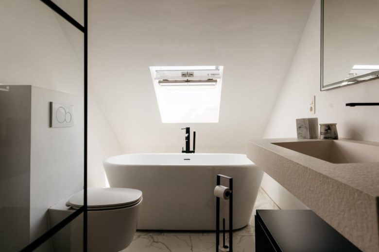 Salle de bains moderne – The Edgewater Suites Riverside, Namur