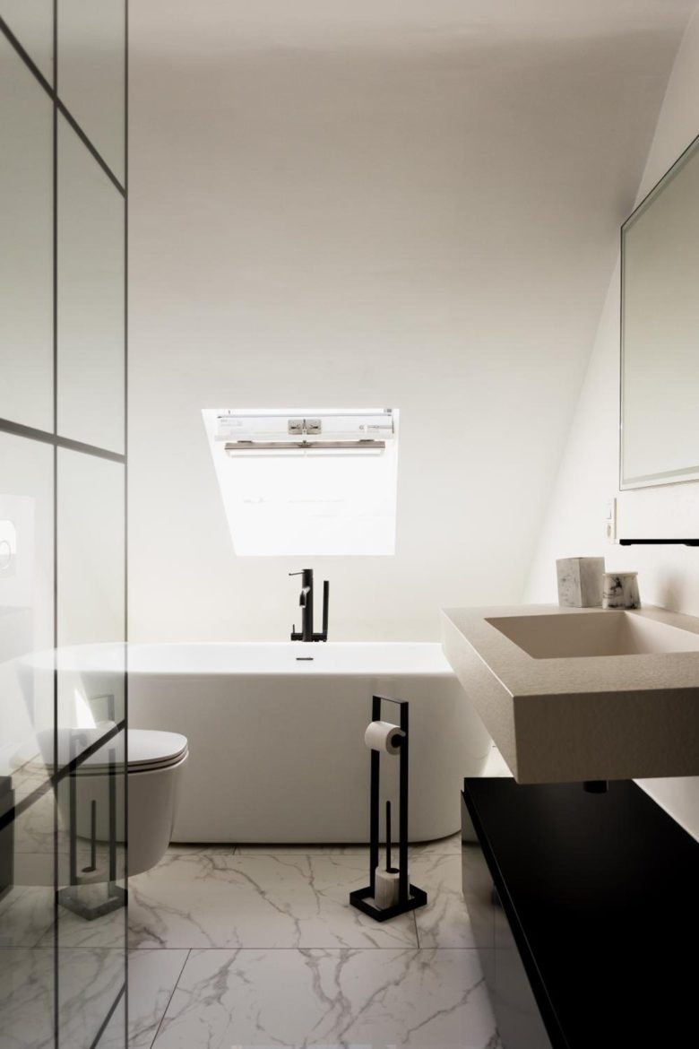 Salle de bains moderne – The Edgewater Suites Riverside, Namur