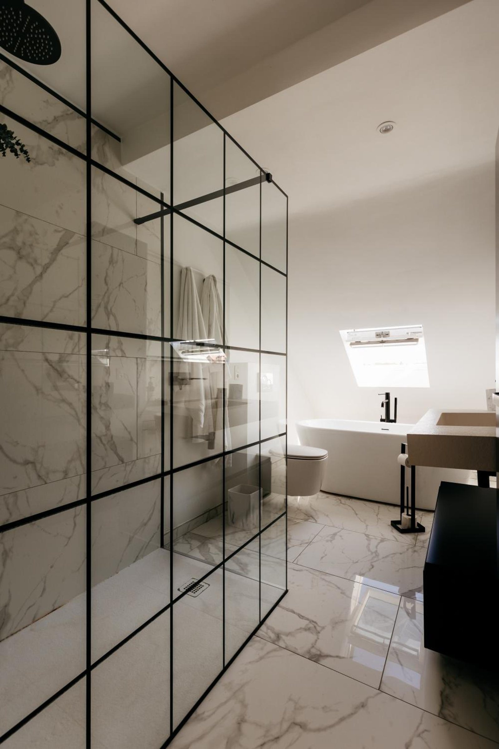 Salle de bains moderne – The Edgewater Suites Riverside, Namur