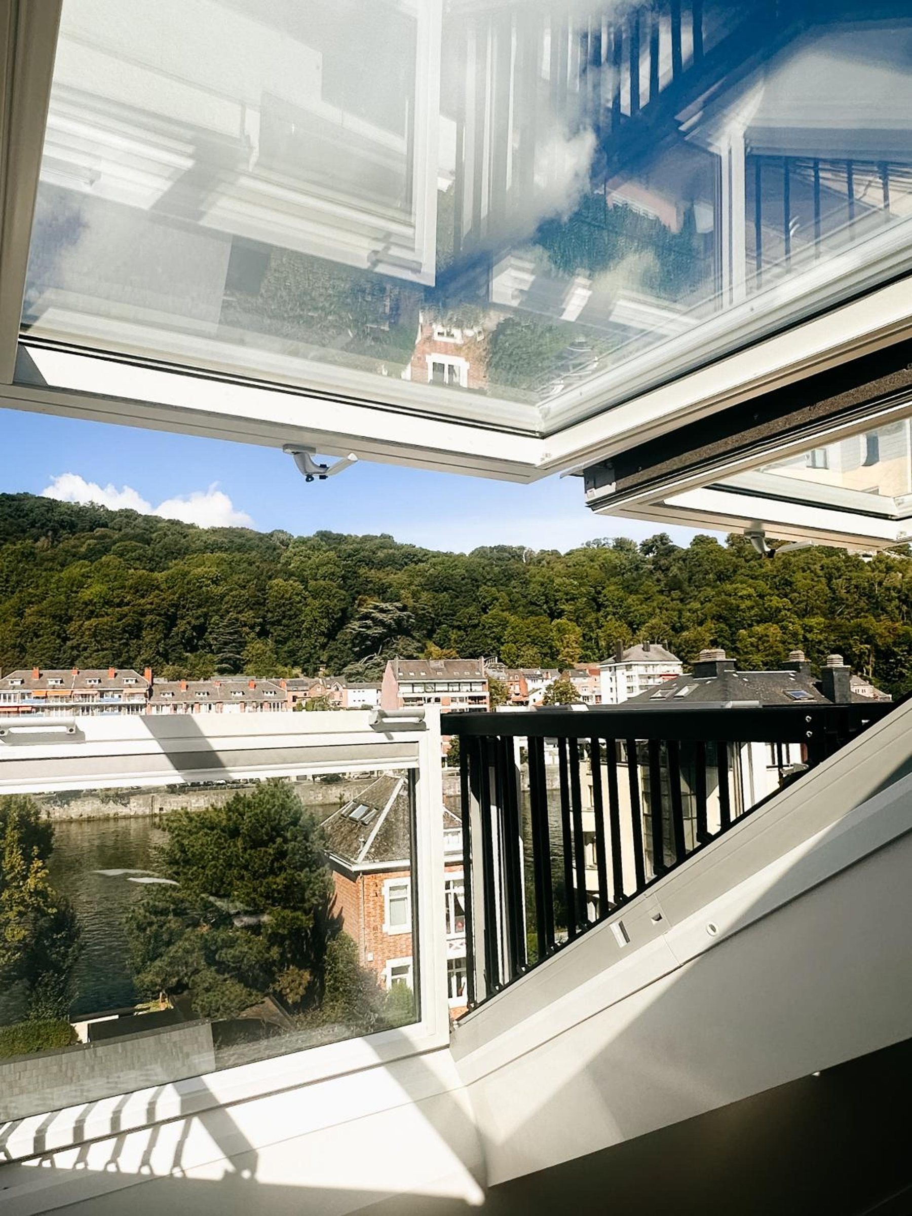 Vue sur la Meuse et la Citadelle de Namur – The Edgewater Suites Riverside, Namur